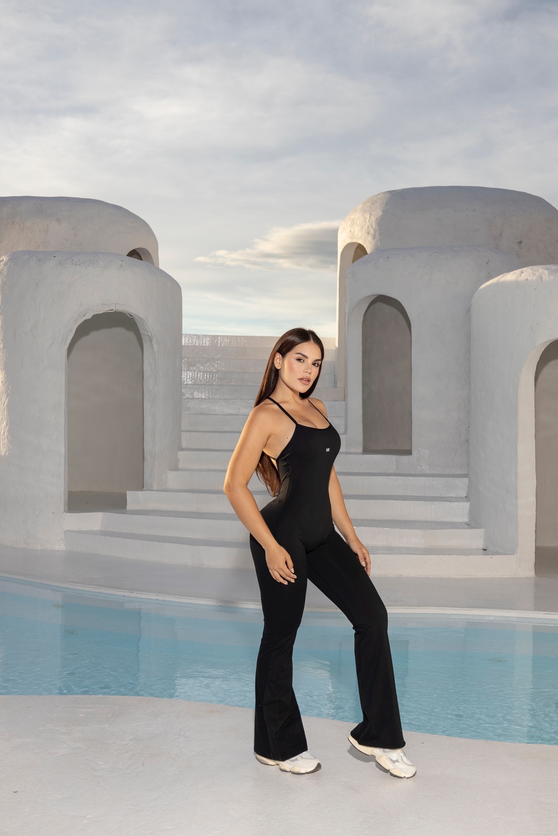 Mono deportivo negro ajustado con tirantes finos, ideal para actividades al aire libre o entrenamiento.